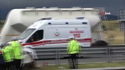 Kontrolden çıkan otomobil refüje uçtu: 5 yaralı