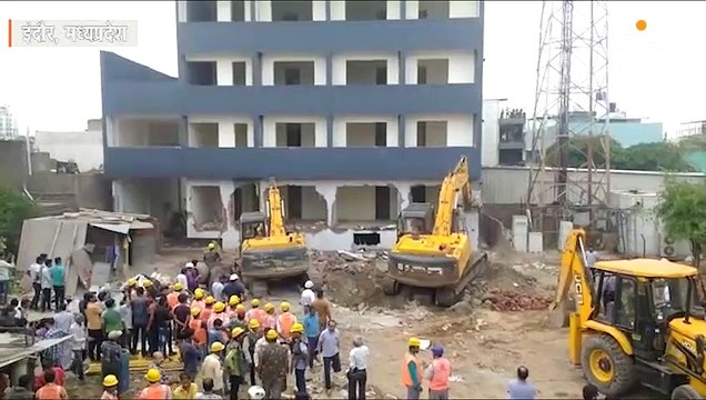 ग्रीन बेल्ट पर बनी 4 मंजिला बिल्डिंग को बारूद से उड़ाने की तैयारी, जेसीबी से दीवार तोड़कर भरा विस्फोटक