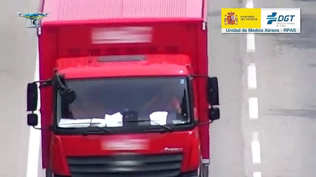 VÍDEO: Pillado por un dron utilizando el móvil...