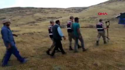 Define arayan baba ve oğlunu kıyafetlerindeki çamur yakalattı