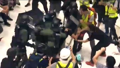 Se recrudece la tensión en Hong Kong entre manifestantes y Policía