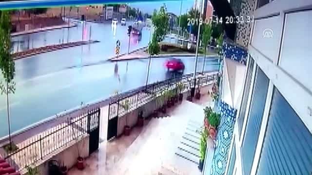 Otomobil ile elektrikli bisiklet çarpıştı: 2 ağır yaralı