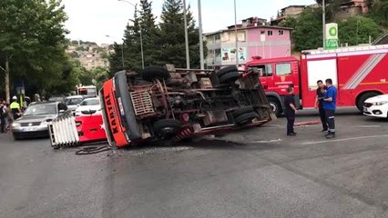 Freni boşalan vinç devrildi
