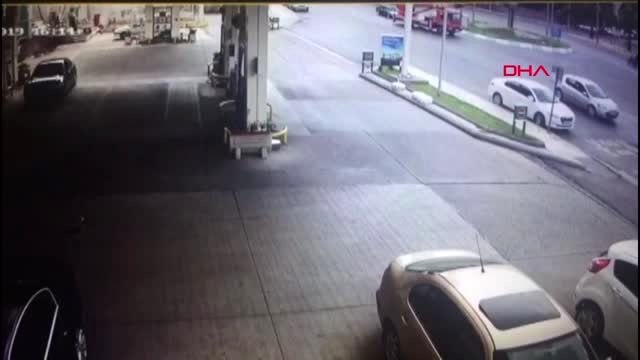 KAHRAMANMARAŞ Freni boşalan kamyonun devrilme anı güvenlik kamerasına yansıdı