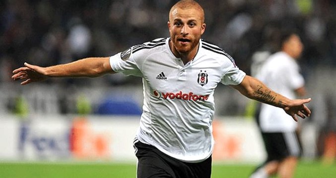 Muhabirleri gören Gökhan Töre büyük panik yaşadı: Aman yanlış bir şey olmasın