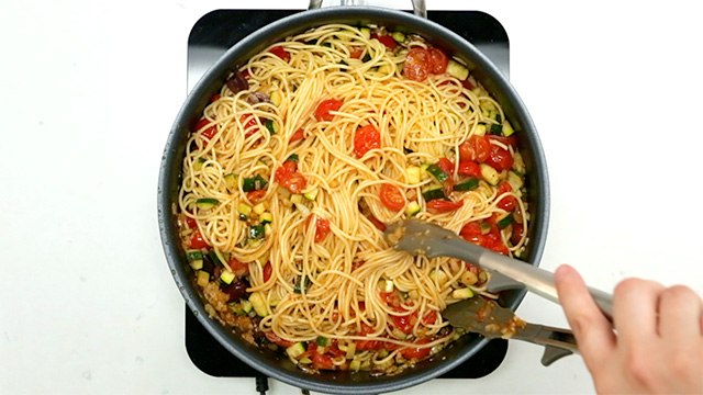 Spaghettis aux tomates cerises et aux courgettes