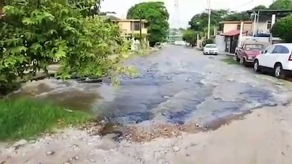 Gran fuga de agua afecta a colonia de Tampico