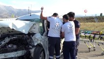 Karaman'da kaza sonrası can pazarı...Aracında sıkışan sürücü için herkes seferber oldu