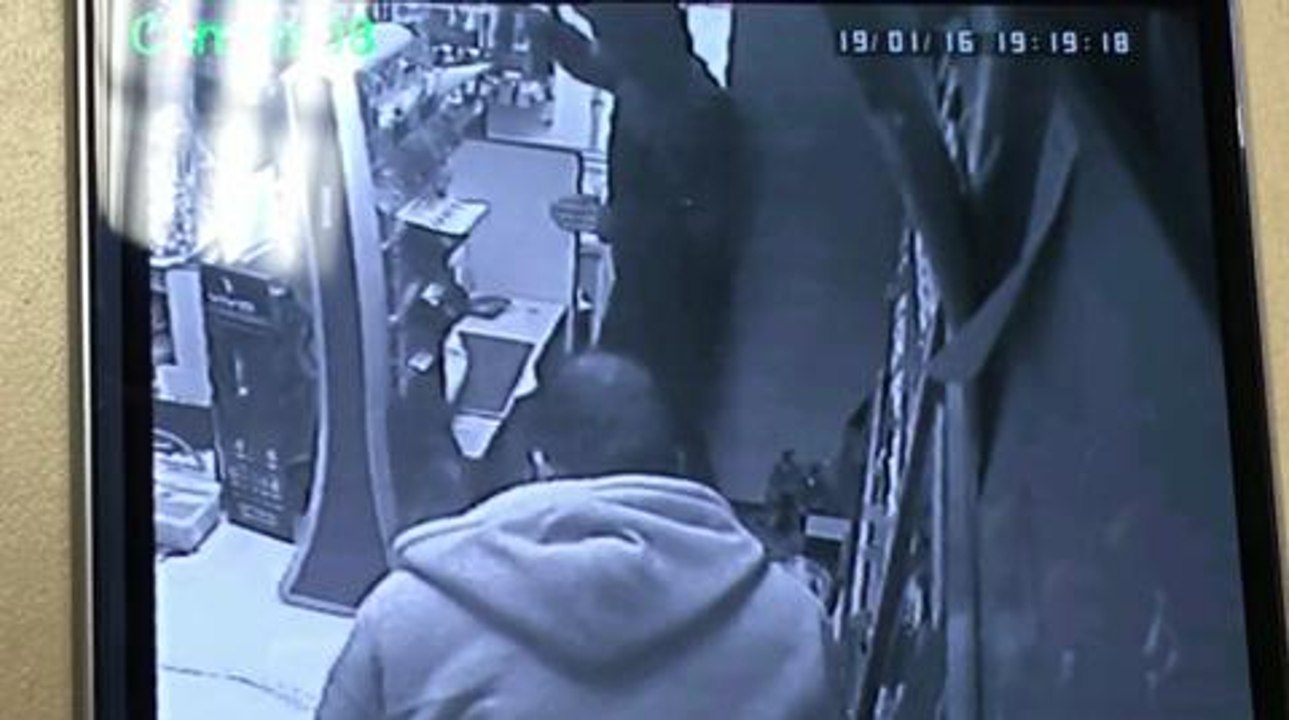 Robber flees from fan