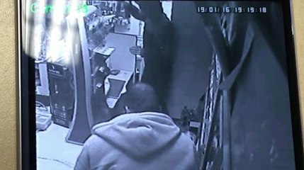 Robber flees from fan