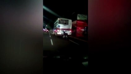 Télécharger la video: Veja vídeo: Cadeirante 'capota' ao pegar carona na traseira de ônibus