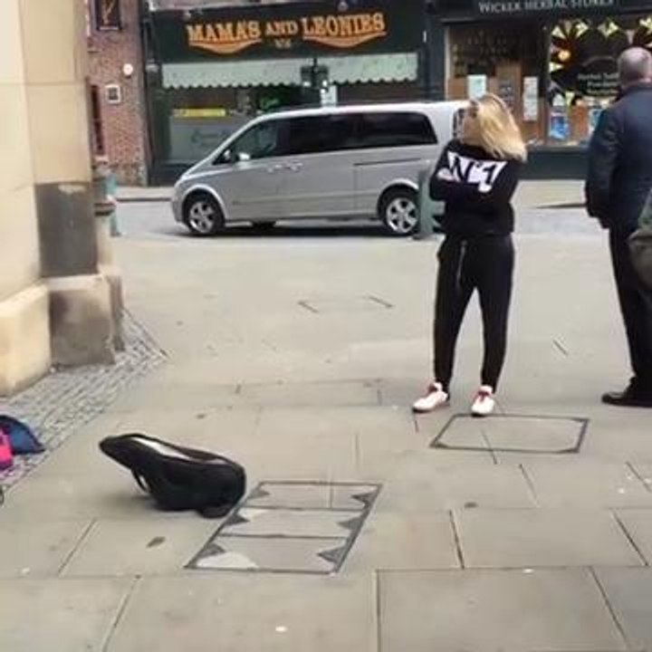Young fan sings Ellie Goulding song