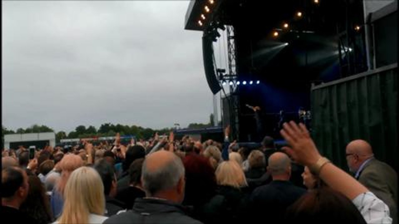Simply Red - simply amazing say fans as band pe...