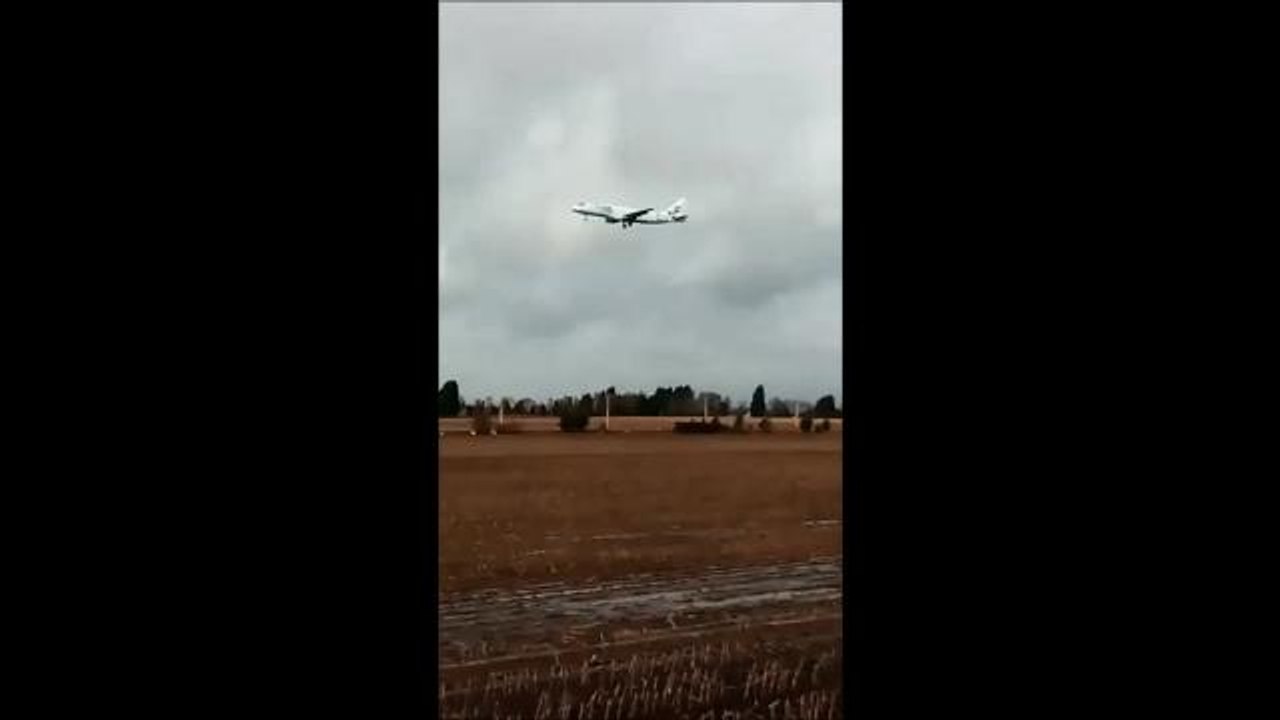 Plane aborts landing at Robin Hood