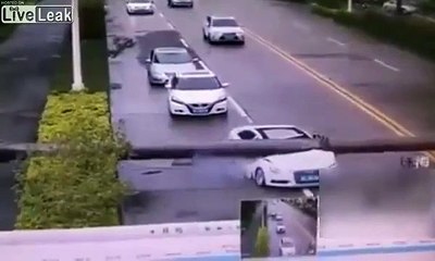 Un conducteur miraculé sort vivant d'une voiture écrasée par un lampadaire !