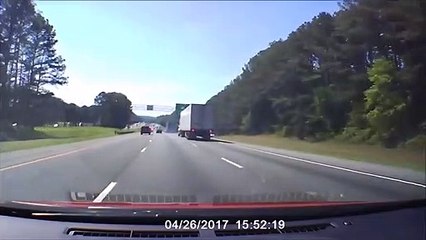 Un camion perd une roue au milieu de l'autoroute et sème la panique