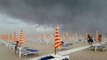 Une tempête impressionnante ravage une plage en Italie