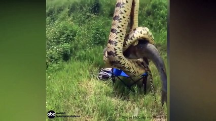 Il attrape un poisson mais va avoir une sacrée surprise en le remontant...