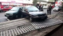 Veículo derruba cerca e atinge outros dois carros em estacionamento de mercado
