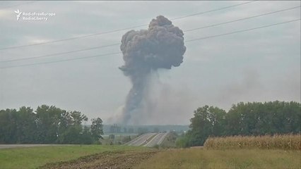 Tải video: Huge explosion at Ukrainian ammunition depot