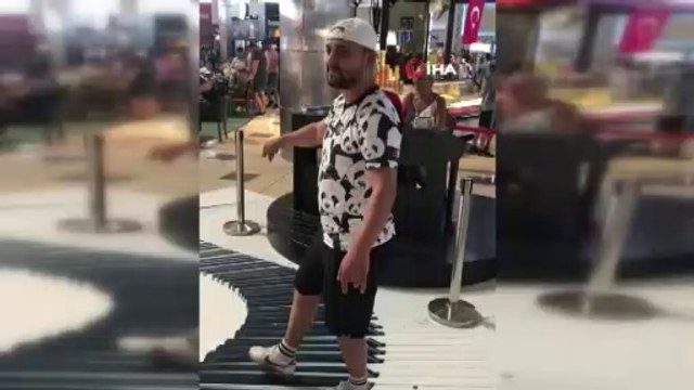 Altay'ın uçağı rötar yapınca ekip havalimanını coşturdu