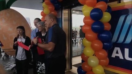 Team GB gymnast Ellie Downie opens the new Aldi store in Mansfield