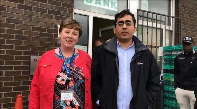 Leeds united footballers at food bank