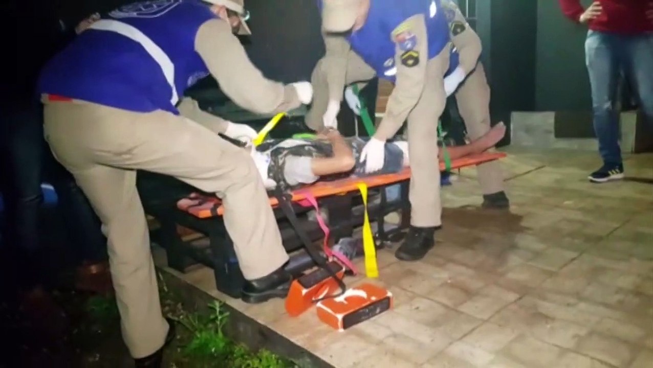 Adolescente tem laceração na perna após cair de mobilete