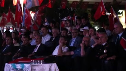 Kırşehir'de halk Cacabey Meydanında darbecilere karşı yürüdü