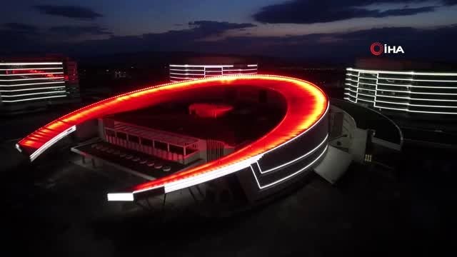 Erzurum Şehir Hastanesi 15 Temmuz şehitleri anısına ilk kez ışıklarını yaktı