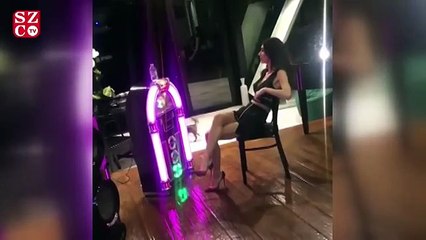 Sinan Akçıl eşininn yere döktüğü suyu temizledi