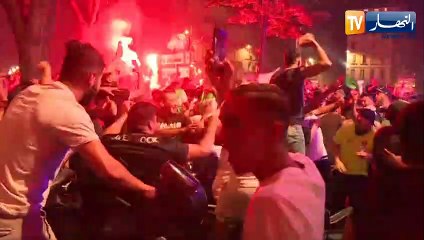 فرنسا: الجزائريون يخرجون بباريس إحتفالا بتأهل الخضر للنهائي تزامنا مع اليوم الوطني