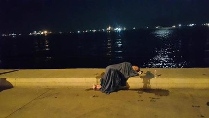 Zeytinburnu'nda taksiden inen kadın koşarak denize atladı
