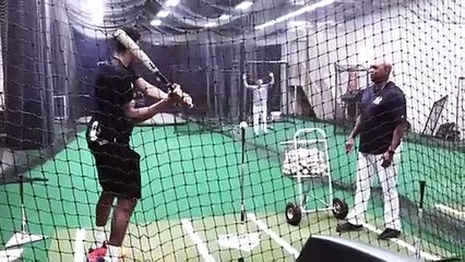 Baseball : Giannis Antetokounmpo a du mal à toucher la balle...