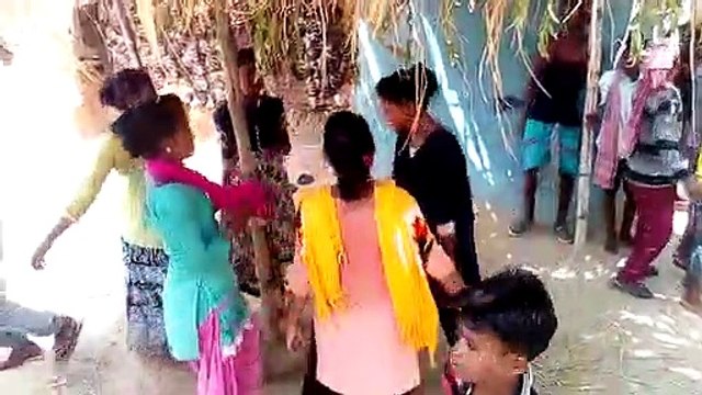 Dancing in wedding - looks so relaxed and beautiful!