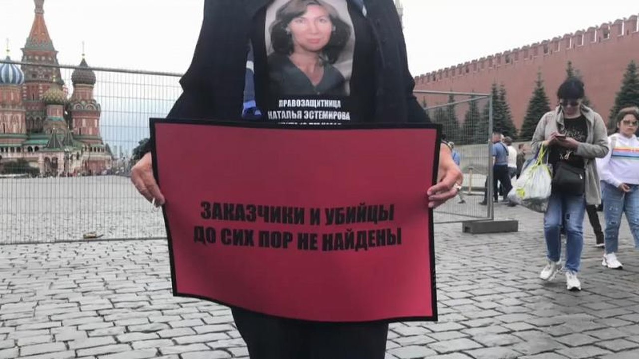 Wer hat Natalja Estemirowa vor 10 Jahren getötet?