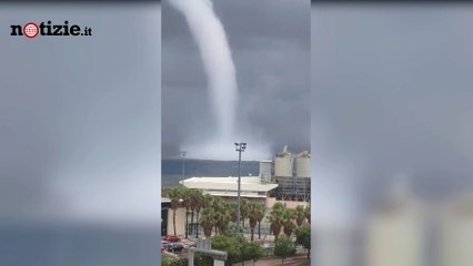 Corsica, gigantesca tromba marina si avvicina alla costa | Notizie.it