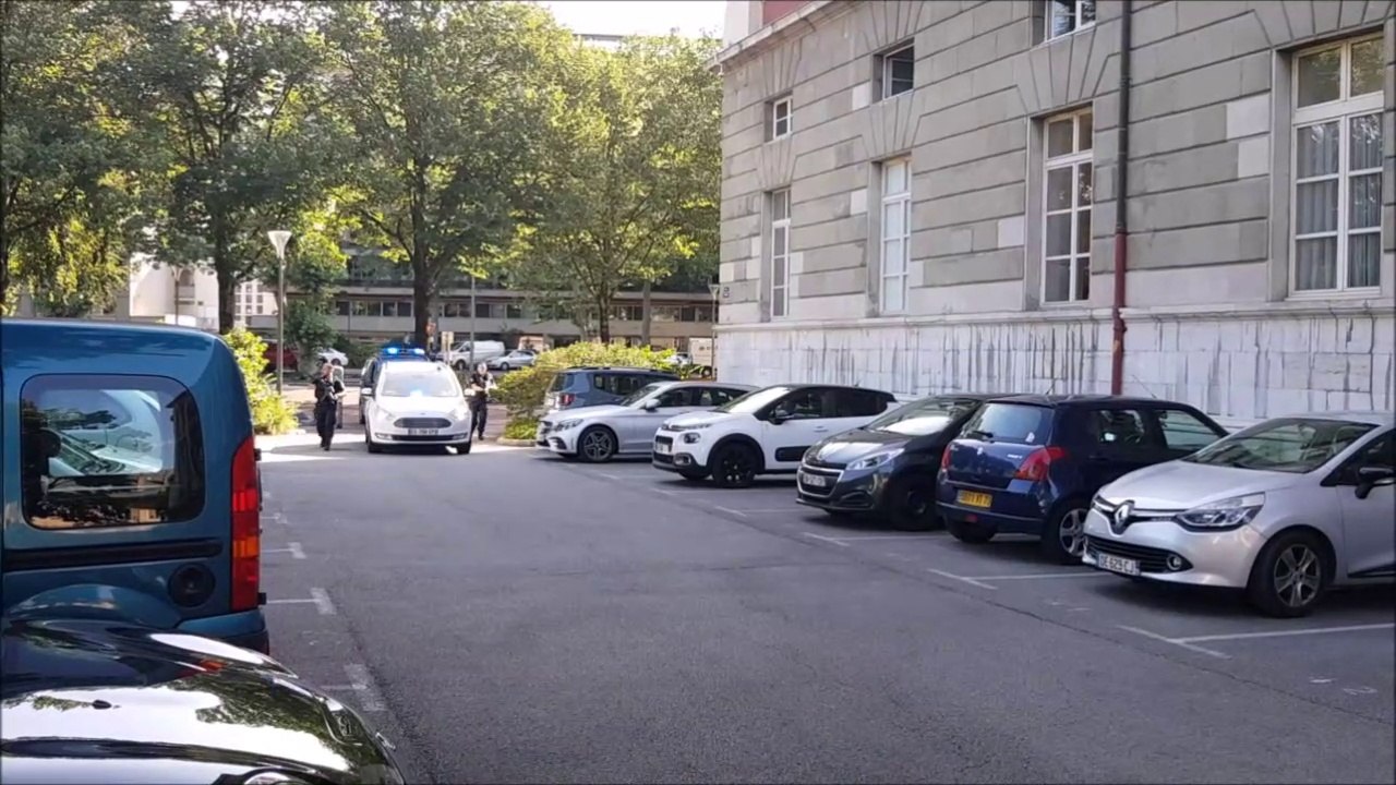 Nodahl Lelandais est arrivé au palais de justice de Chambéry peu après 9 heures, escorté par des gendarmes lourdement armés.