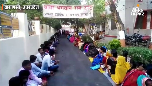 काशी में मुस्लिम महिलाओं ने अपने गुरु की उतारी आरती, भेंट किया रामनामी का अंगवस्त्र