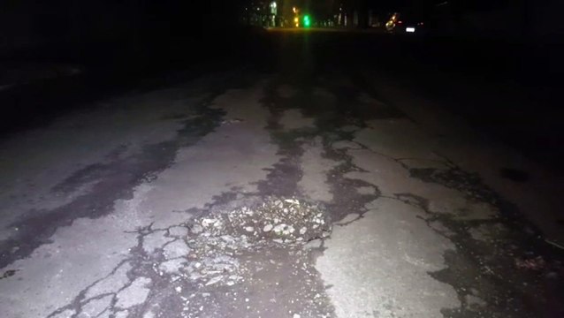 Buraco gera transtorno a motoristas e pedestres