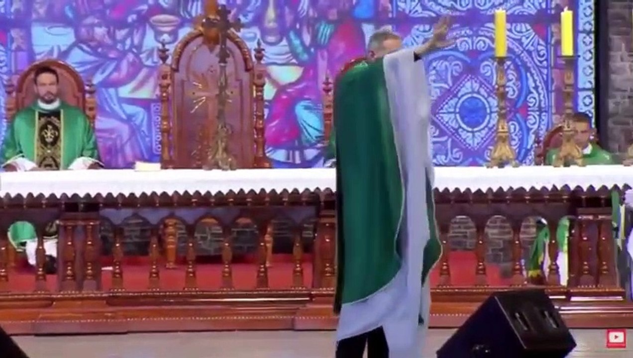 "Şişman kadınlar cennete gidemez" diyen papaz sahneden aşağı atıldı