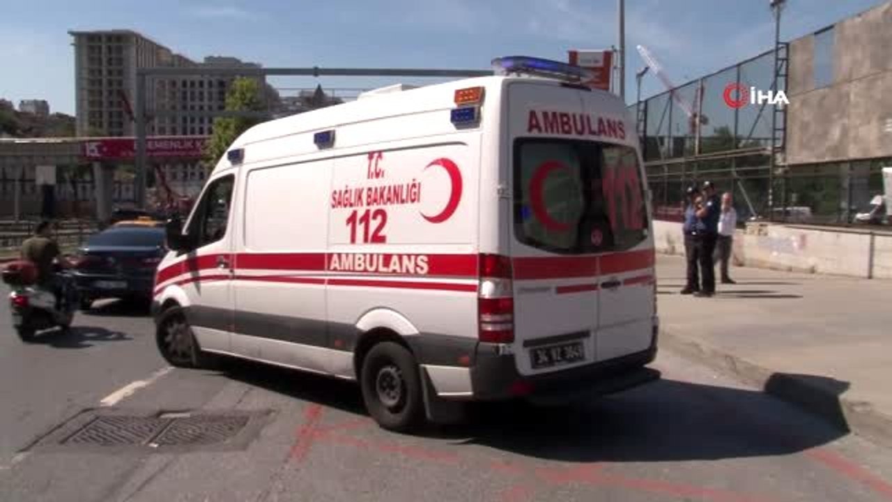 Hızını alamayan ticari araç, otobüse arkadan çarptı