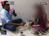 दमोह: जिला अस्पताल में उपचार की जगह महिला के साथ झाड़ फूंक, देखें VIDEO