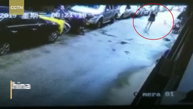 Cette femme a réussi à s'échapper lorsqu’un mur s'effondre et enterre des voitures