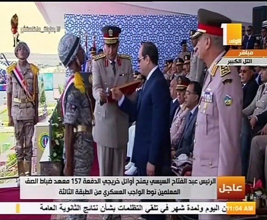 الرئيس يمنح أوائل خريجى معهد ضباط الصف نوط الواجب العسكرى