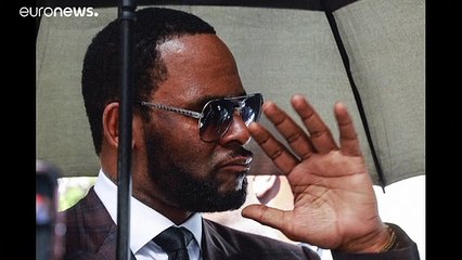 المحامي مايكل أفيناتي يتهم المغني آر كيلي بدفع مليوني دولار لشراء صمت إحدى ضحاياه