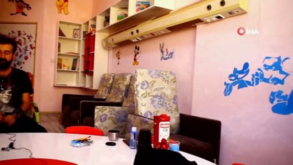 Yüksekovalı öğretmen, çocuklar için duvarları renklendiriyor