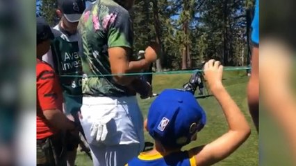 لقطة: كرة سلة: كوري يفاجئ مشجعًا صغيرًا بضربة قبضة غير متوقعة