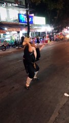 Trư Bát Giới cực dẻo với điệu múa quạt