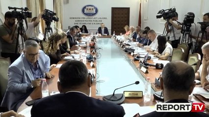 Download Video: Report TV - Sërish përplasje Fino-Manja/ Deputeti braktis komisionin në mes të mbledhjes